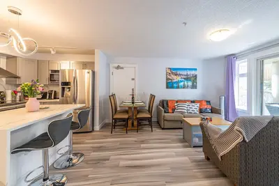 Image de Suite luxueuse / cuisine complète / bain à remous / salle de sport - parking souterrain (1), bain à remous (2),