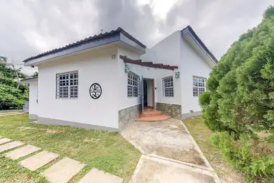 Image de Maison familiale avec vue sur la jungle, terrasse, piscine privée - à seulement 5 minutes de la ville