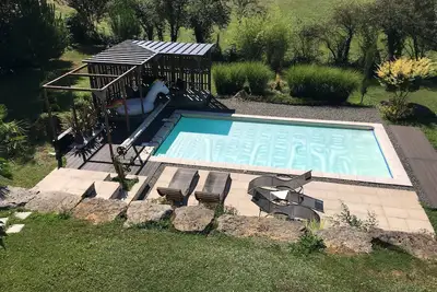 Image de Maison d'architecte avec terrasses et piscine extérieure proche village médiéval