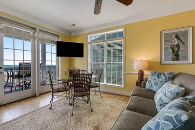 Image de Condo au troisième étage avec vue sur l'océan et piscine / bain à remous partagés!