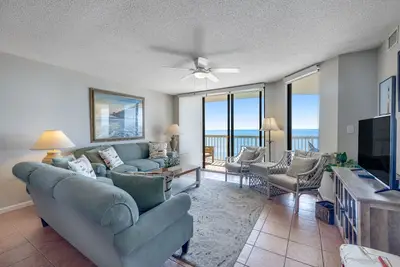 Image de Oceanfront, villa au troisième étage avec vue imprenable, balcon et 2 piscines partagées!