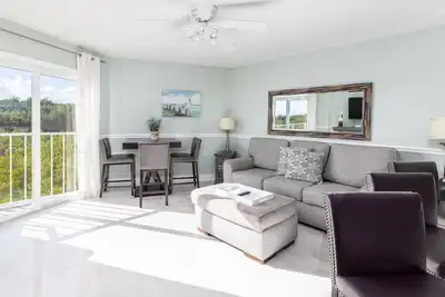 Image de Profitez de la vue sur l'océan, de la piscine et du bar Cabana @ Sunkissed Suite