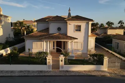 Image de Charmant village moderne le long de la plage et du golf