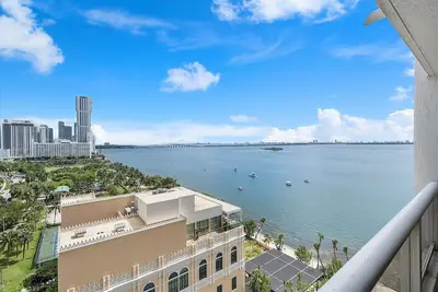 Image de Vues à couper le souffle + balcon + moderne + parking Gratuit