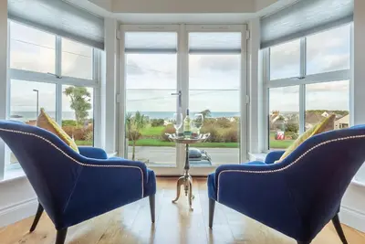 Image de Un superbe appartement au premier étage avec vue panoramique, non loin de la plage.