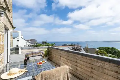 Image de Un superbe appartement au rez-de-chaussée fini selon des spécifications élevées.