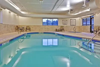 Image de Suite à seulement 30 miles des chutes du Niagara | Piscine intérieure, bain à remous partagé + salle de sport
