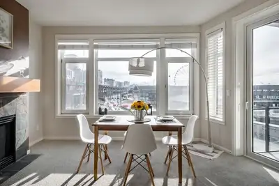 Image de Promenez-vous à Pike Place depuis un condo au bord de l'eau avec balcon