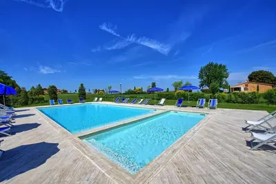 Image de Bel appartement dans une maison de vacances avec piscine, climatisation, Wifi, véranda
