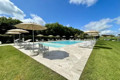 Image de Confortable appartement dans une maison de vacances avec piscine, climatisation, Wifi, patio