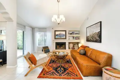 Image de Belle maison Tucson, acceptant les chiens avec bain à remous partagé, piscine chauffée et Wi-Fi gratuit