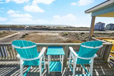 Image de Nouvelle liste semi-bord de mer! Dog-Friendly avec piscine, bain à remous, monte-bagages, Game Rm