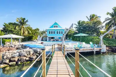 Image de Nouvelle Liste! Maison au bord de l'eau avec quai, tiki hut, piscine et coucher de soleil!