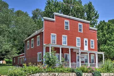 Image de Nouveau! Escapade historique avec vue sur le porche et le lac Pepin!