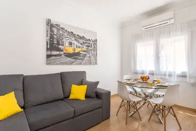 First House Lisbon (Bus à la porte)