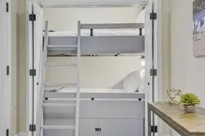 Image de Seasons at Sandpoint - Condo au bord du lac avec chambre avec lits superposés - Parfait pour les familles