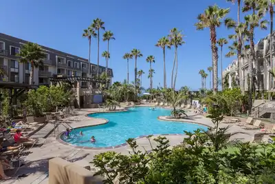 Nouveau! 3 chambres! - Le complexe est sur la plage avec une immense piscine