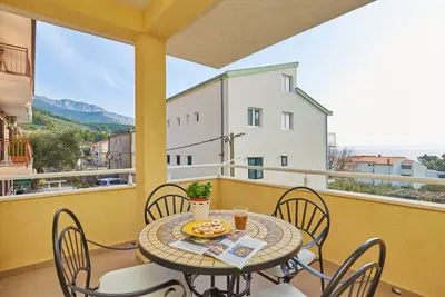 Apartments Zelic Tucepi  Yellow Apartment