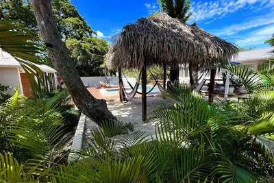 Image de #2- 1 Bedroom Pool View-2 min walk to the beach!