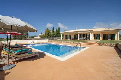 Image de Belle maison de vacances privée avec climatisation, piscine privée, Tv et terrasse