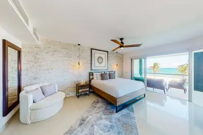 Image de Condo avec Wi-Fi gratuit, piscine partagée et commodités - à pied de la plage!