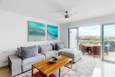 Image de Condo moderne familial près de la plage privée - piscine et commodités partagées!