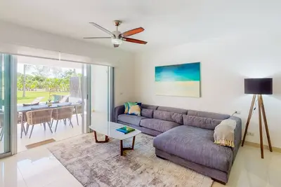 Image de Condo ensoleillé avec piscine privée, terrasse, WiFi gratuit - à pied de la plage!