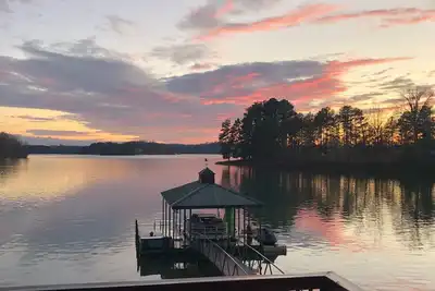 Image de Maison au bord du lac avec plage privée et couchers de soleil incroyables sur le lac Keowee
