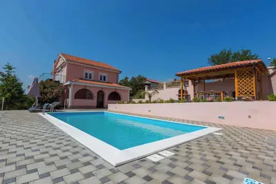 Image de Villa avec piscine et climatisation