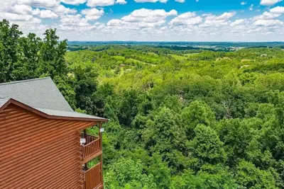 Image de 35% De Rabais! ★★ Mountain Mansion With Views! 8br, bains à remous, piscine, baby-foot, arcade ★