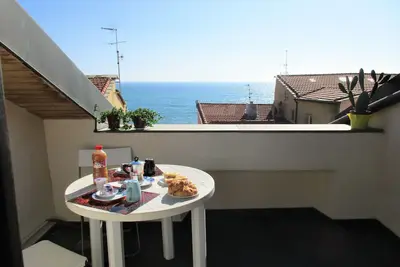 Appartement avec terrasse, vue mer, distance de la plage 40 m