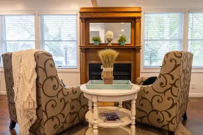 Image de Cozy farmhouse near Mountains: Free Ski Rental, Large Deck, ideal location for outdoor exploration!