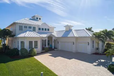 Image de Villa / Riverfront / Piscine / Spa / 4br / 2story