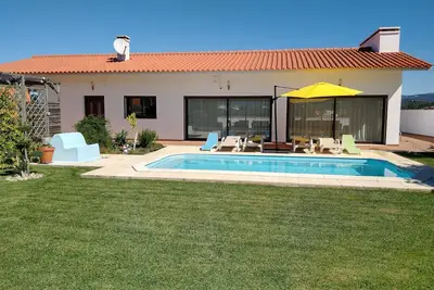 Image de Villa de 3 chambres avec piscine dans un village calme avec vue sur la campagne