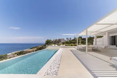 Image de Élégante villa grecque moderne directement sur la mer, à 40 minutes du centre d'Athènes