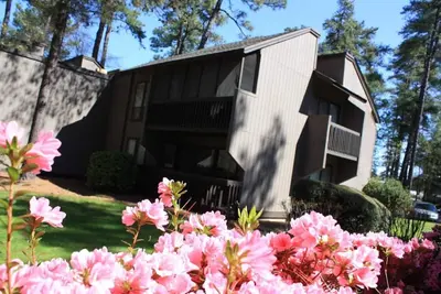 Image de Charmant condo 2br Pinehurst avec vue sur le terrain de golf