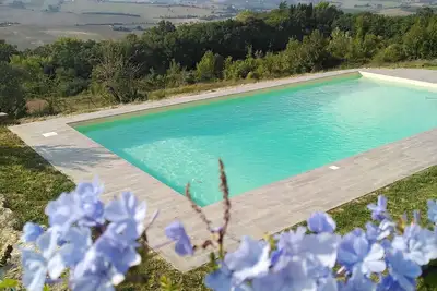 Image de ferme typique avec piscine dans les vertes collines de l'Ombrie