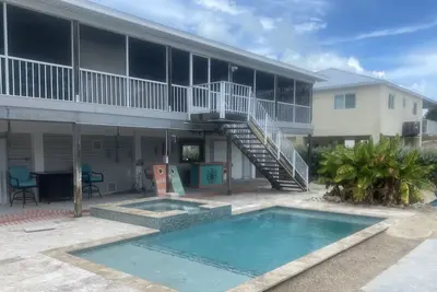 Image de Waterfront Canal Home avec 65 'de quai pour votre bateau et une piscine thermale chauffée