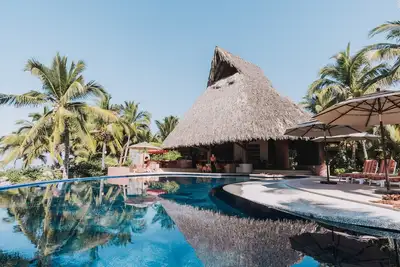 Image de Casa de Arte - Évadez-vous dans ce luxueux front de mer, 5 chambres, avec chef et piscine