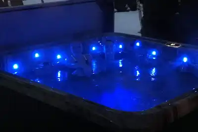 Image de 5 chambres, 10-12 personnes, bain à remous, à seulement quelques minutes de l'Eaa