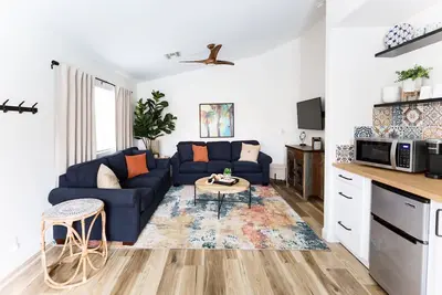 Image de Travellers Paradise - une nouvelle escapade de style complexe.