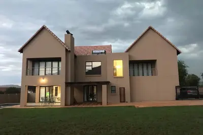 Image de Villa spacieuse dans un domaine tranquille au bord du célèbre barrage de Hartbeepoort