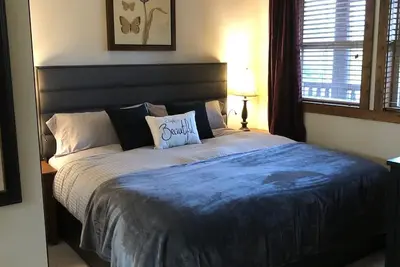 Image de Condo de vacances animaux de compagnie avec des appareils mis à jour et un lit king, donnant sur la piscine