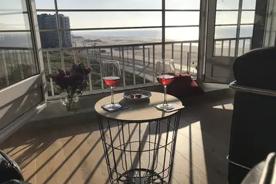 Image de appartement ensoleillé / style design / vue mer / centre