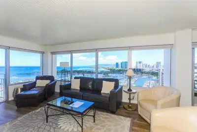 Image de Unité de deux chambres rénovée de luxe à l'hôtel Ilikai avec vue sur le port de plaisance d'Ala Wai et la plage d'Ala Moana!