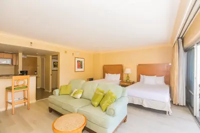 Image de Condo d'une chambre de luxe face à l'océan direct à l'hôtel emblématique Ilikai