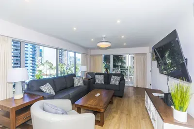 Image de Suite de Luxe Ilikai 2 Chambres avec vue sur les lumières de la ville de Waikiki!