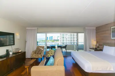 Image de WiFi gratuit / Pas de frais de complexe / Vue sur l'océan à l'hôtel Ilikai! Belles vues du coucher du soleil!