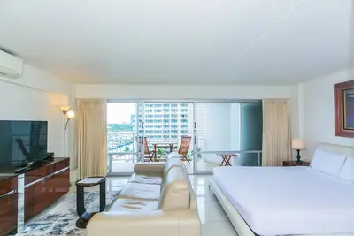 Image de WiFi gratuit / Pas de frais de complexe / Vue sur l'océan à l'hôtel Ilikai! Belles vues du coucher du soleil!