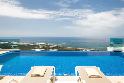 Image de Elia Villa, 3 Bd, piscine à débordement avec vue imprenable sur la mer